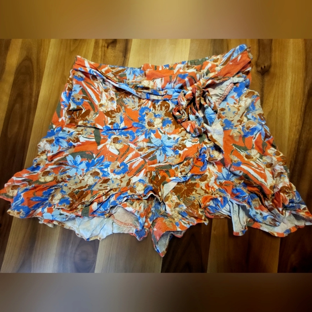 Super fun orange floral summer skort! Versona size L